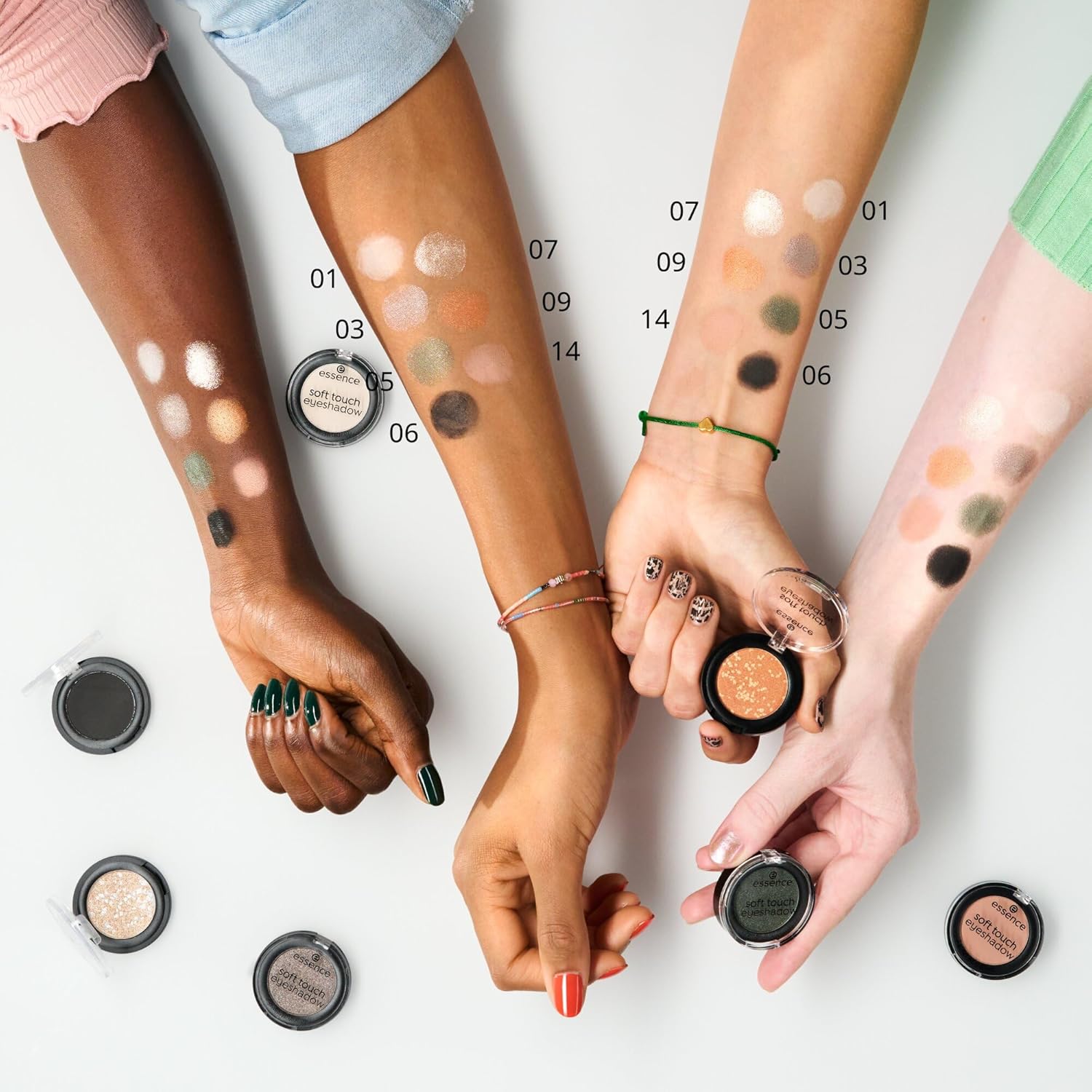 Essence cosmetics Soft Touch szemhéjfesték, azonnali eredmény, hosszan tartó, vitaminokkal, színezék-intenzív, vegán, mikroműanyag-részecskéktől mentes, nanorészecskéktől mentes 2 g