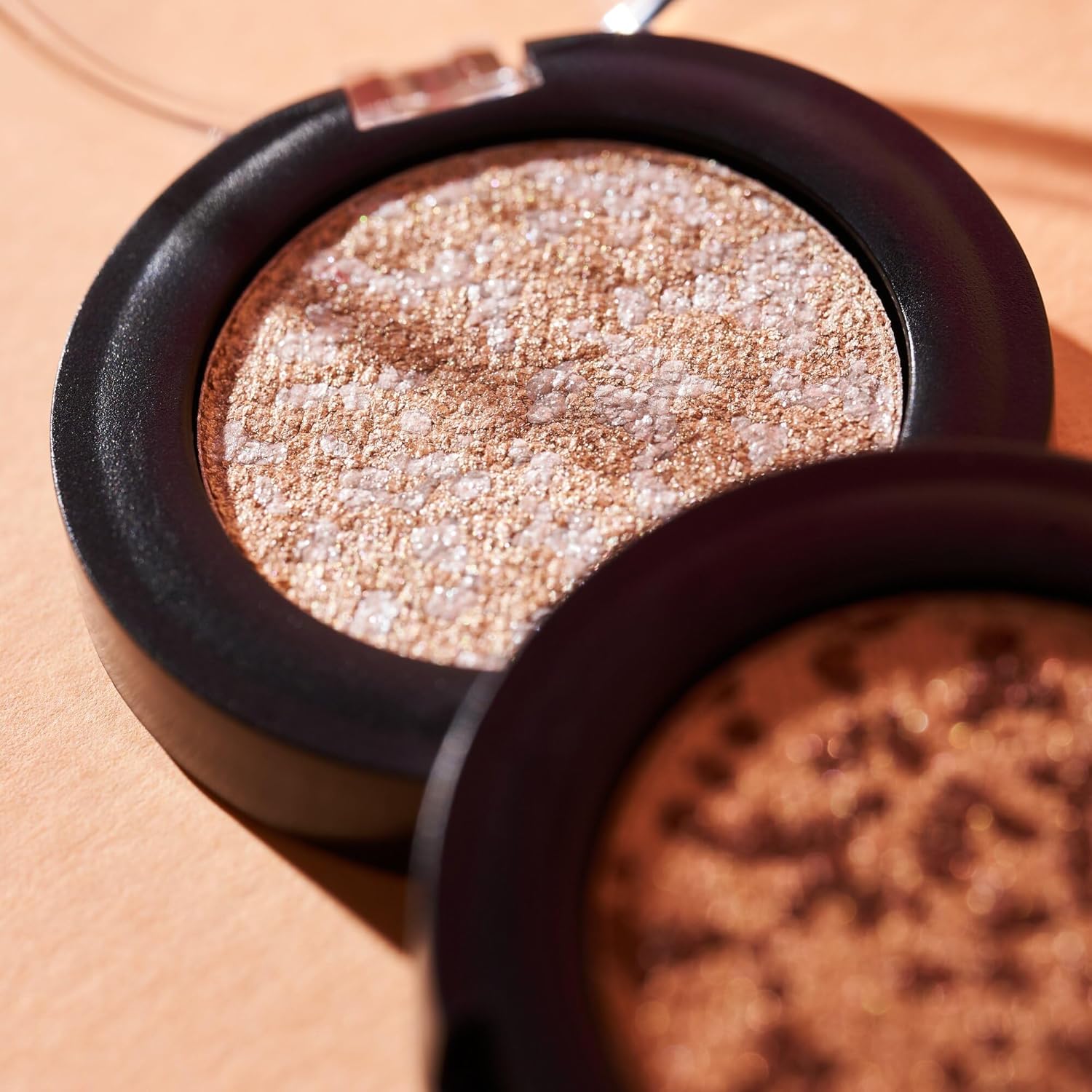 Essence cosmetics Soft Touch szemhéjfesték, azonnali eredmény, hosszan tartó, vitaminokkal, színezék-intenzív, vegán, mikroműanyag-részecskéktől mentes, nanorészecskéktől mentes 2 g