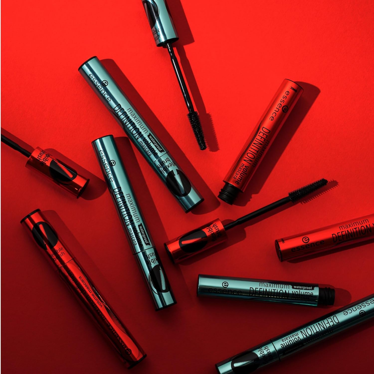 Essence Maximum Definition szempillaspirál 8ml – Fekete, hosszabbító és dúsító szempillaspirál rugalmas ecsettel, vegán